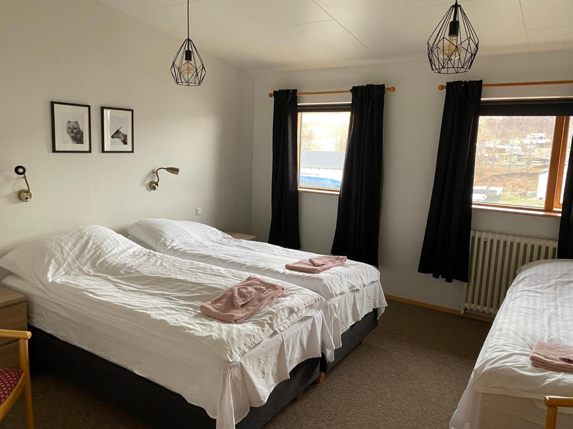 Bakkafloet Guesthouse Varmahlid  Bagian luar foto